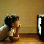 Niña viendo la tele