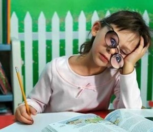 niña estudiando